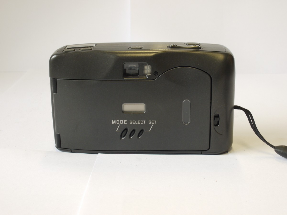 mwclassiccameras-20231027-65 Leica Mini Zoom 35mm Compact Autofouc Point-&-Shoot camera with 35-70mm Vario Elmar lens + Leica Case