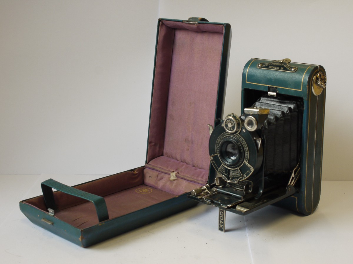 mwclassiccameras-20231027-69 Kodak Vest Pocket Series III BLUE Vanity folding camera with black bellows & Blue presentation case
