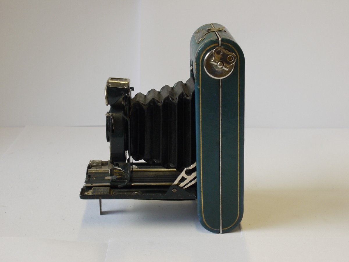 mwclassiccameras-20231027-71 Kodak Vest Pocket Series III BLUE Vanity folding camera with black bellows & Blue presentation case