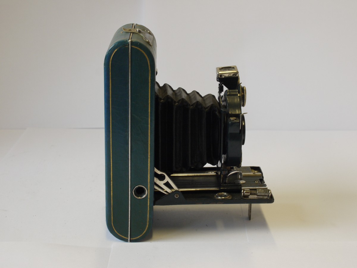 mwclassiccameras-20231027-73 Kodak Vest Pocket Series III BLUE Vanity folding camera with black bellows & Blue presentation case
