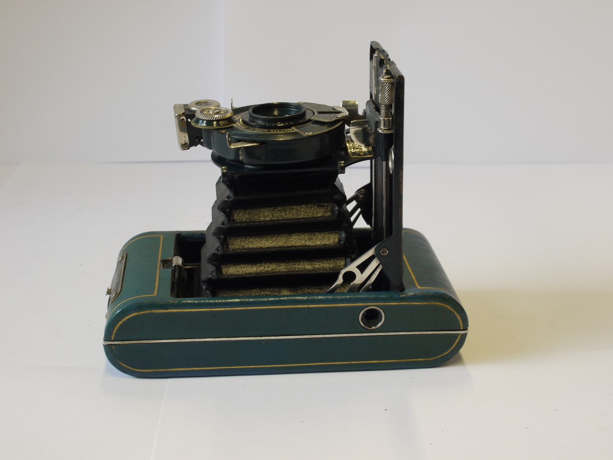 mwclassiccameras-20231027-75 Kodak Vest Pocket Series III BLUE Vanity folding camera with black bellows & Blue presentation case