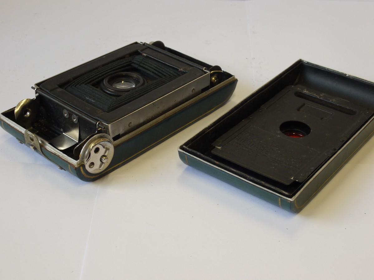 mwclassiccameras-20231027-77 Kodak Vest Pocket Series III BLUE Vanity folding camera with black bellows & Blue presentation case