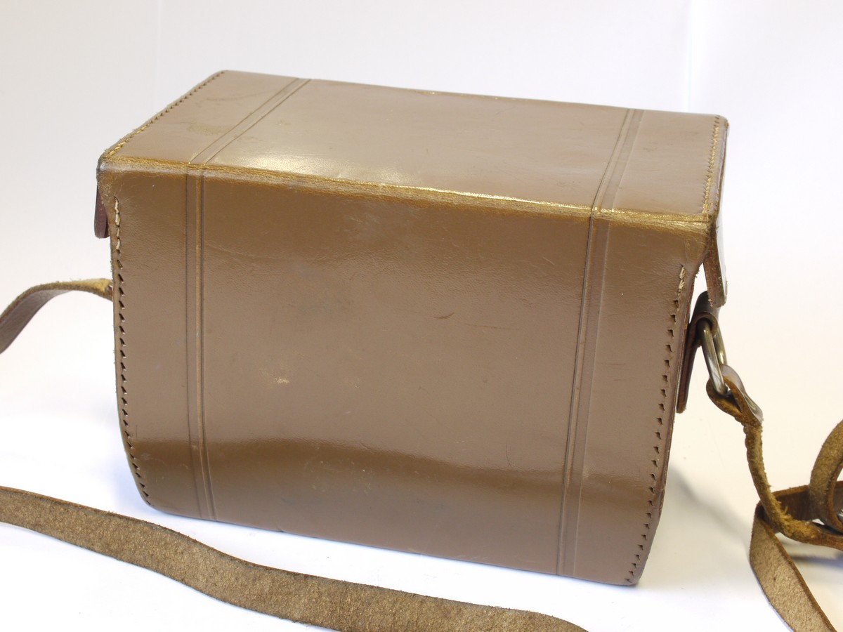 mwclassiccameras-20231103-123 Rollei brown leather hard carrying case with strap for the Rolleiflex Old Standard TLR. UNCOMMON