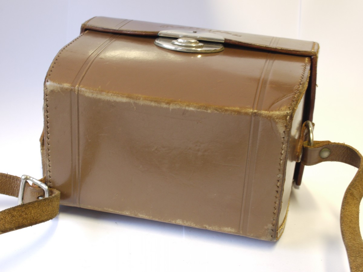 mwclassiccameras-20231103-124 Rollei brown leather hard carrying case with strap for the Rolleiflex Old Standard TLR. UNCOMMON