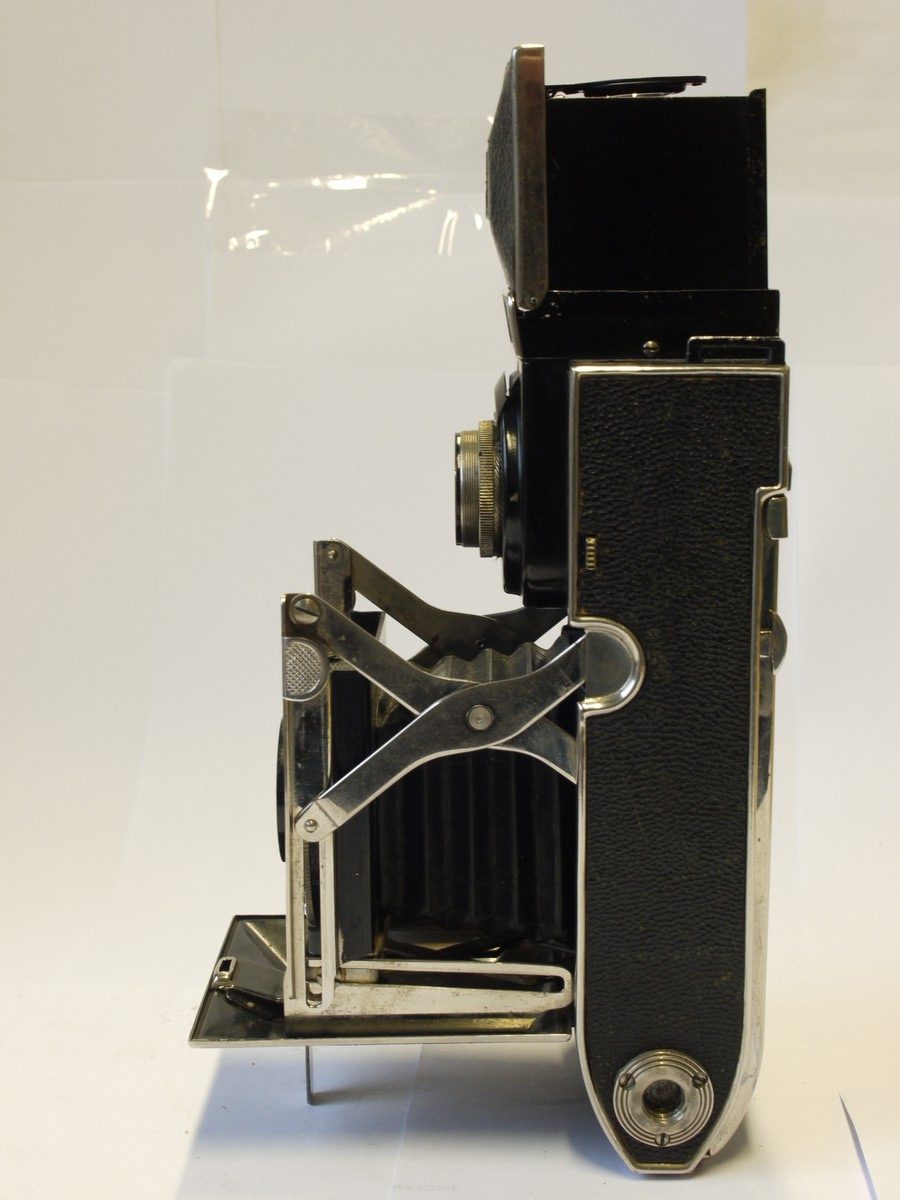 mwclassiccameras-20231103-263 Zeca-Flex 6x6 on 120 folding Twin lens Reflex camera (No.W1111) with Schneider 7.5cm f3.5 Xebar lens in Ciompur shutter