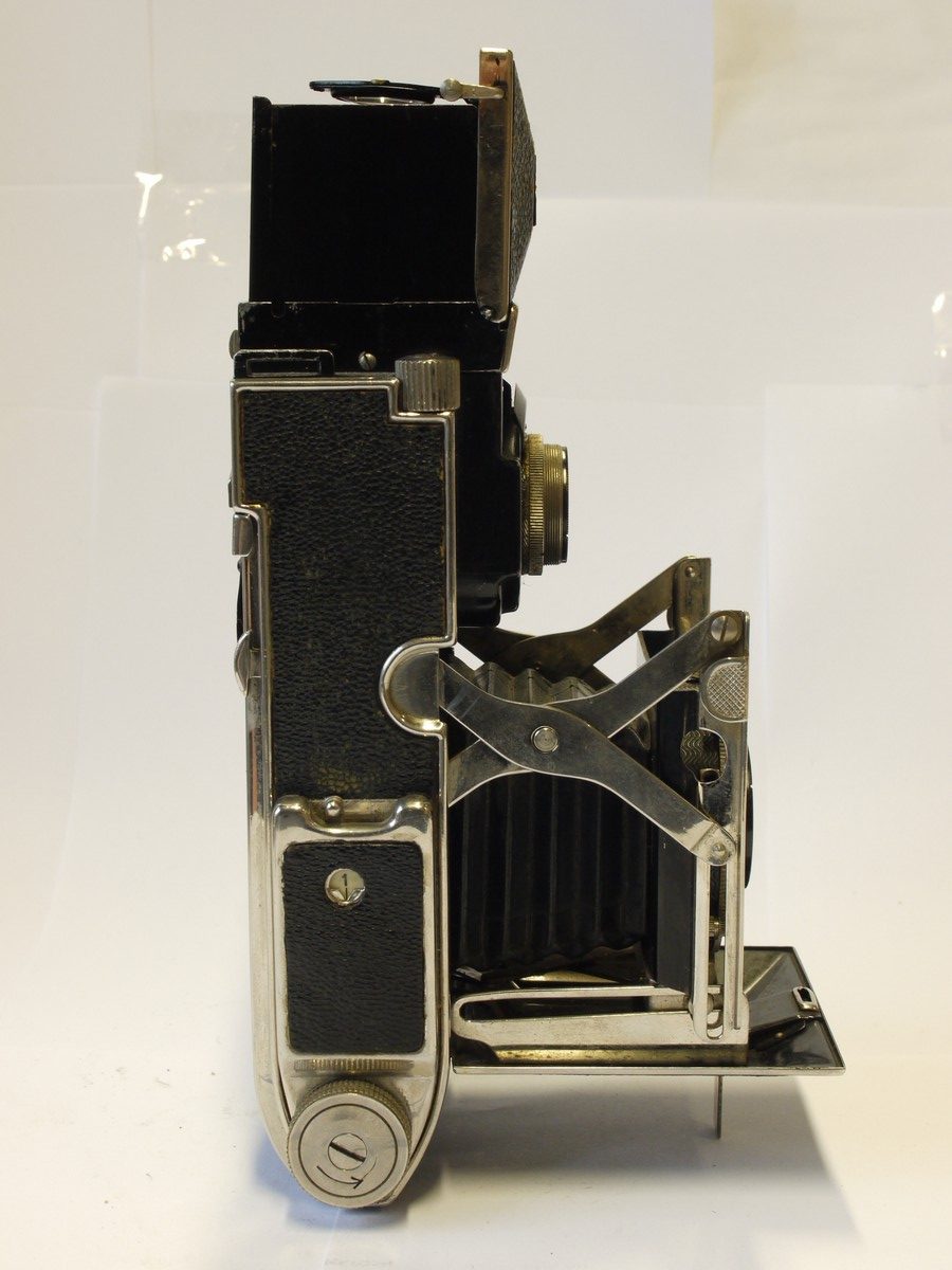 mwclassiccameras-20231103-265 Zeca-Flex 6x6 on 120 folding Twin lens Reflex camera (No.W1111) with Schneider 7.5cm f3.5 Xebar lens in Ciompur shutter