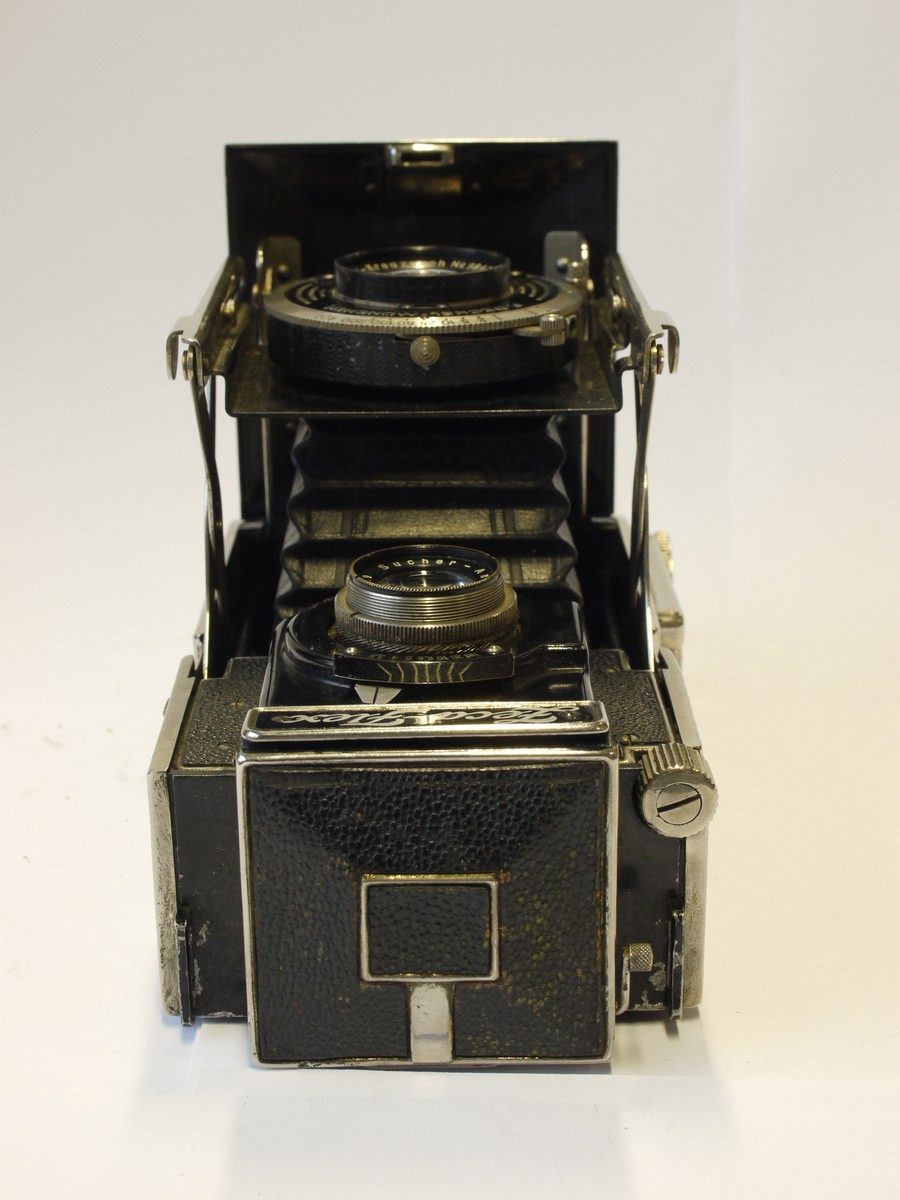 mwclassiccameras-20231103-266 Zeca-Flex 6x6 on 120 folding Twin lens Reflex camera (No.W1111) with Schneider 7.5cm f3.5 Xebar lens in Ciompur shutter