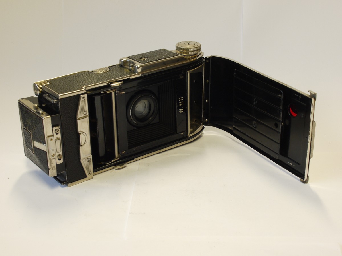 mwclassiccameras-20231103-268 Zeca-Flex 6x6 on 120 folding Twin lens Reflex camera (No.W1111) with Schneider 7.5cm f3.5 Xebar lens in Ciompur shutter
