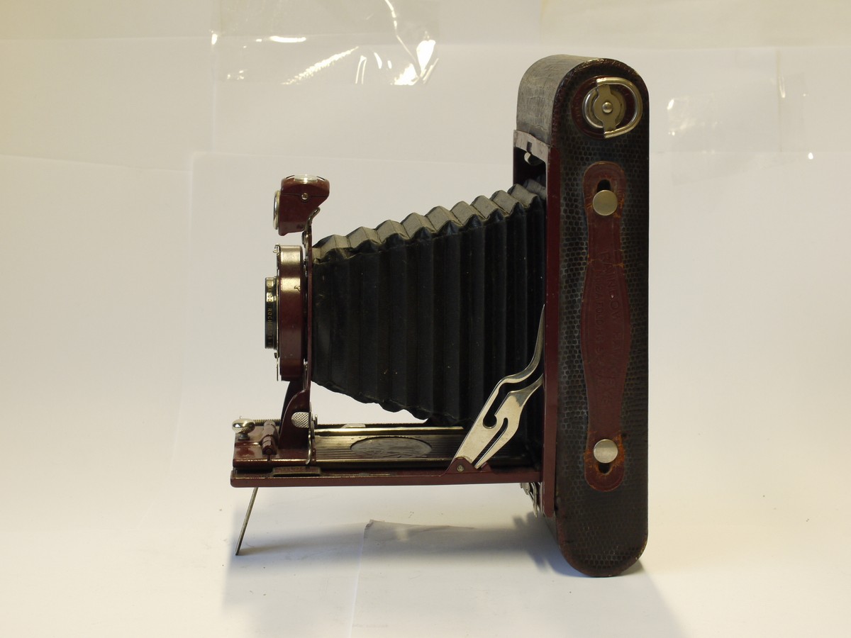 mwclassiccameras-20231103-284 Kodak Rainbow Hawkeye No.2A Folding Special c1930-33, Maroon coloured, with handle, with 127mm f6.3 Anastigmst lens