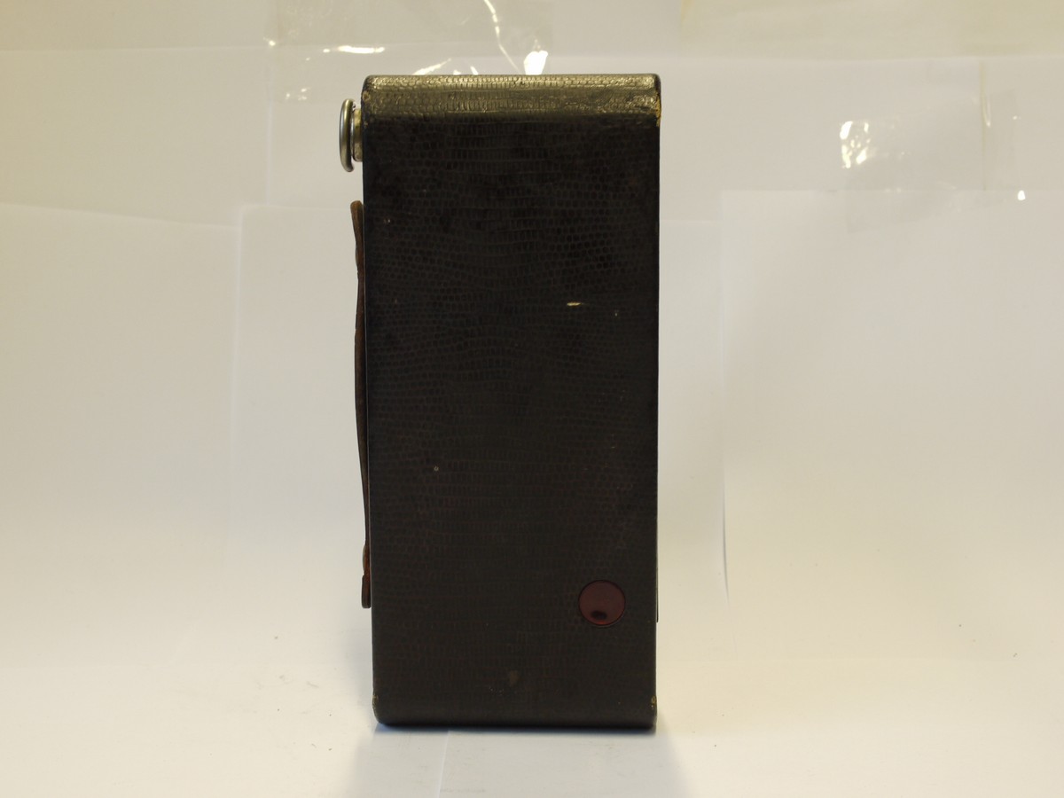 mwclassiccameras-20231103-286 Kodak Rainbow Hawkeye No.2A Folding Special c1930-33, Maroon coloured, with handle, with 127mm f6.3 Anastigmst lens