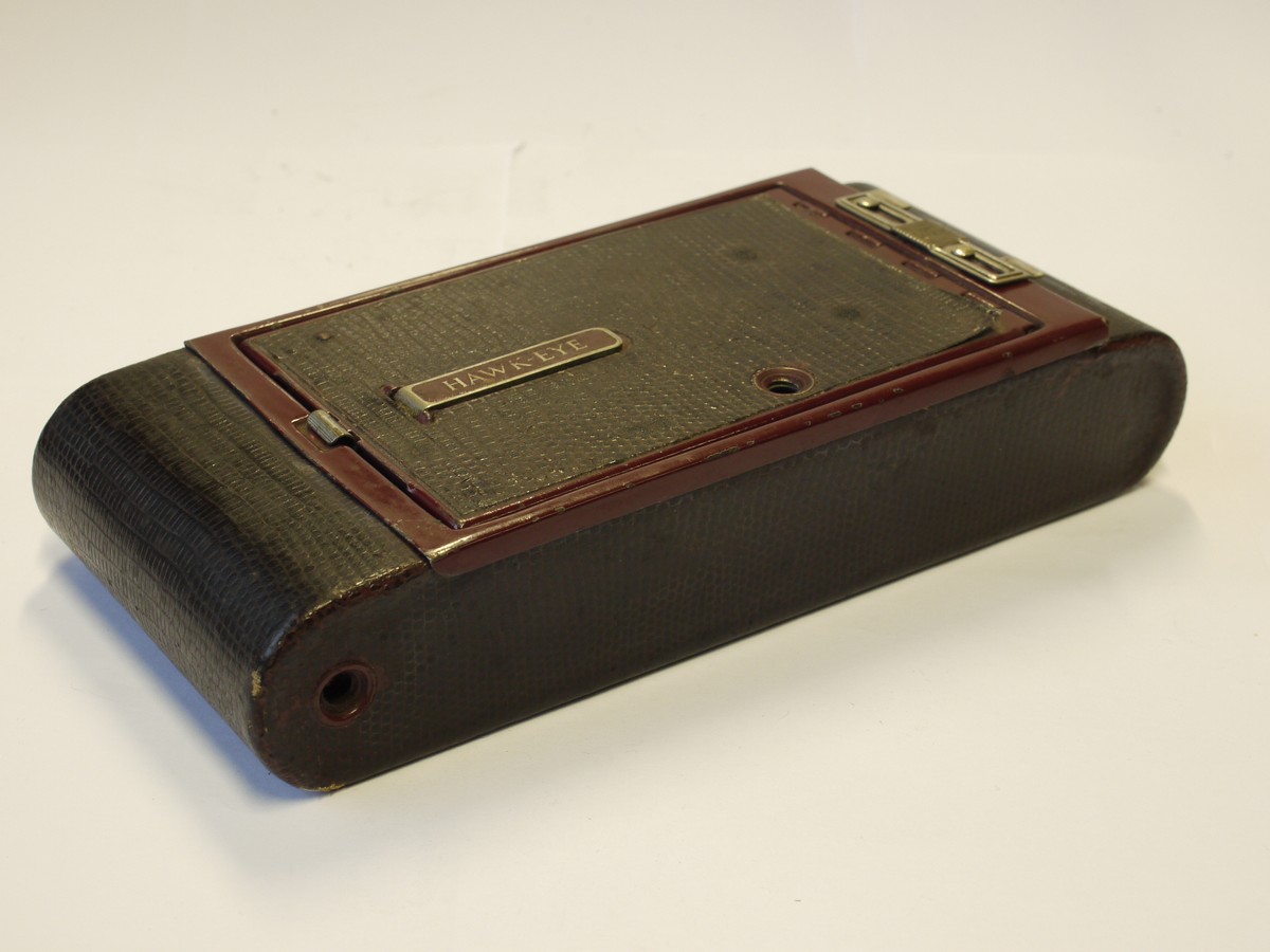 mwclassiccameras-20231103-287 Kodak Rainbow Hawkeye No.2A Folding Special c1930-33, Maroon coloured, with handle, with 127mm f6.3 Anastigmst lens
