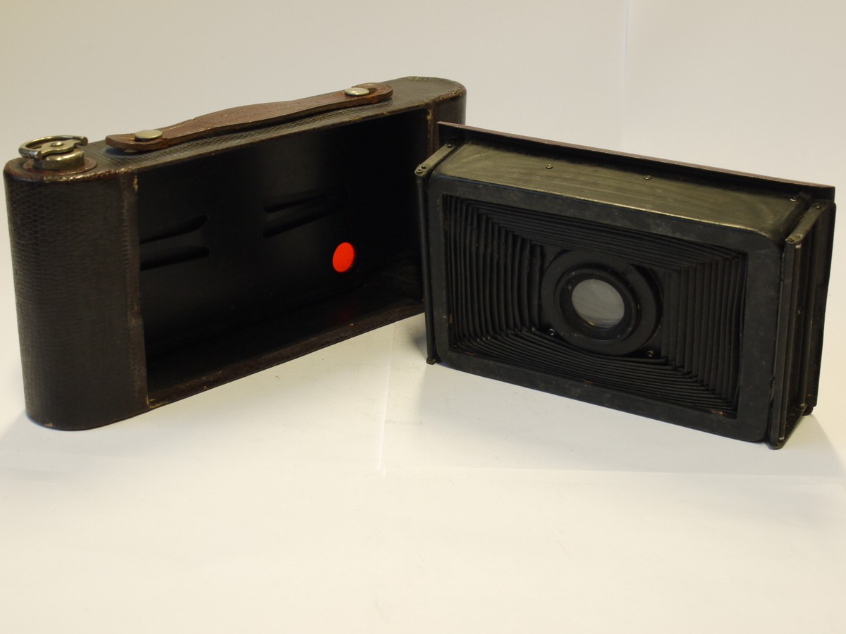mwclassiccameras-20231103-288 Kodak Rainbow Hawkeye No.2A Folding Special c1930-33, Maroon coloured, with handle, with 127mm f6.3 Anastigmst lens