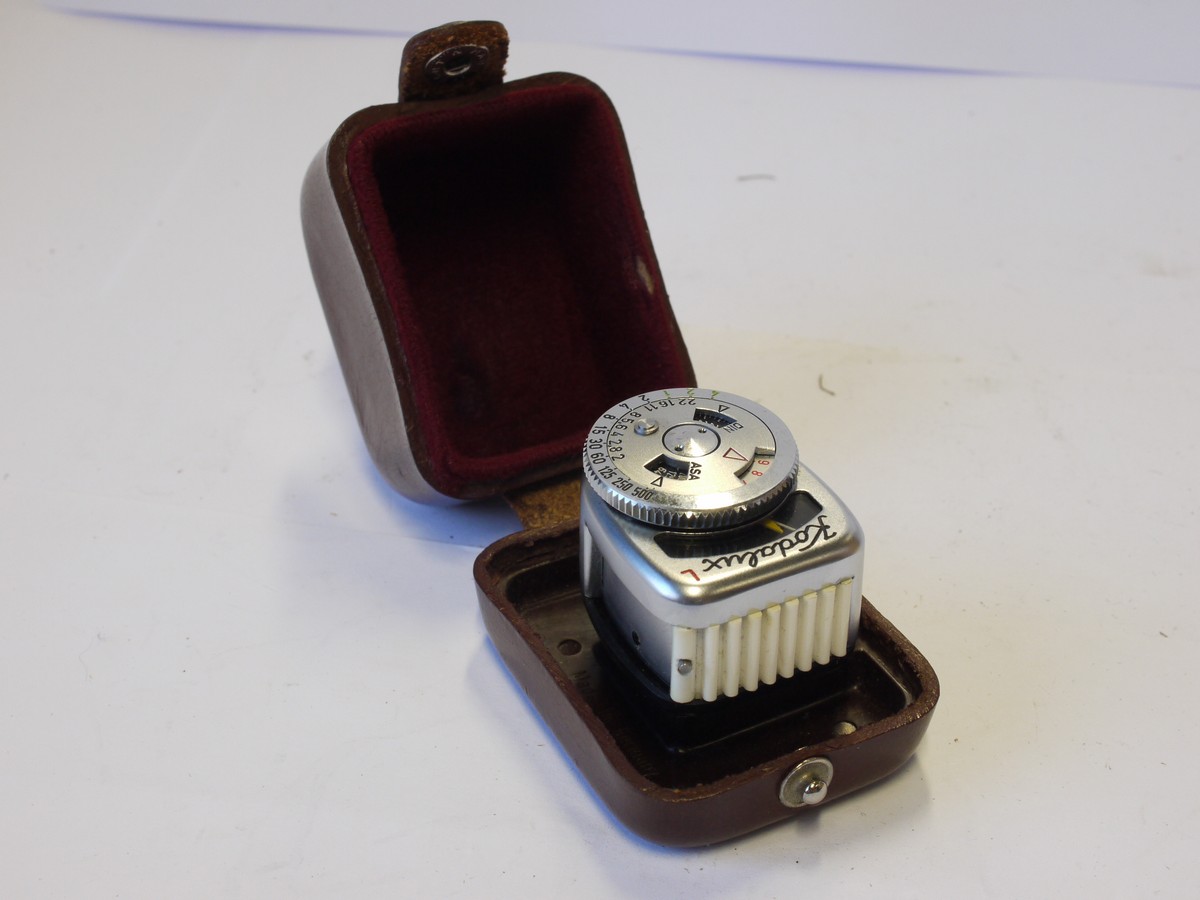 mwclassiccameras-20231110-229 Kodak Kodalux L small selenium cell accessory shoe mounting meter, in Kodak fitted leather case