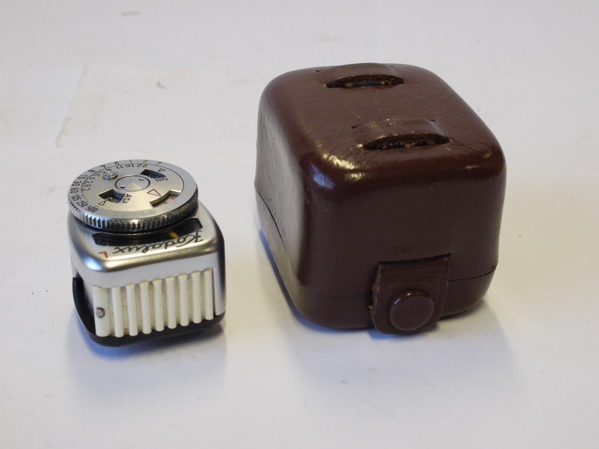 mwclassiccameras-20231110-230 Kodak Kodalux L small selenium cell accessory shoe mounting meter, in Kodak fitted leather case