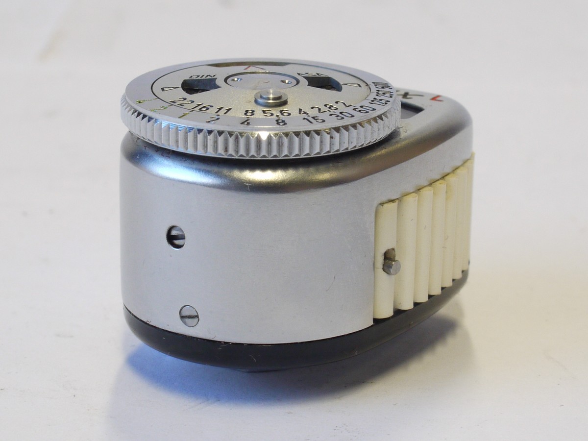 mwclassiccameras-20231110-232 Kodak Kodalux L small selenium cell accessory shoe mounting meter, in Kodak fitted leather case