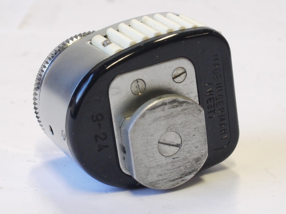 mwclassiccameras-20231110-233 Kodak Kodalux L small selenium cell accessory shoe mounting meter, in Kodak fitted leather case