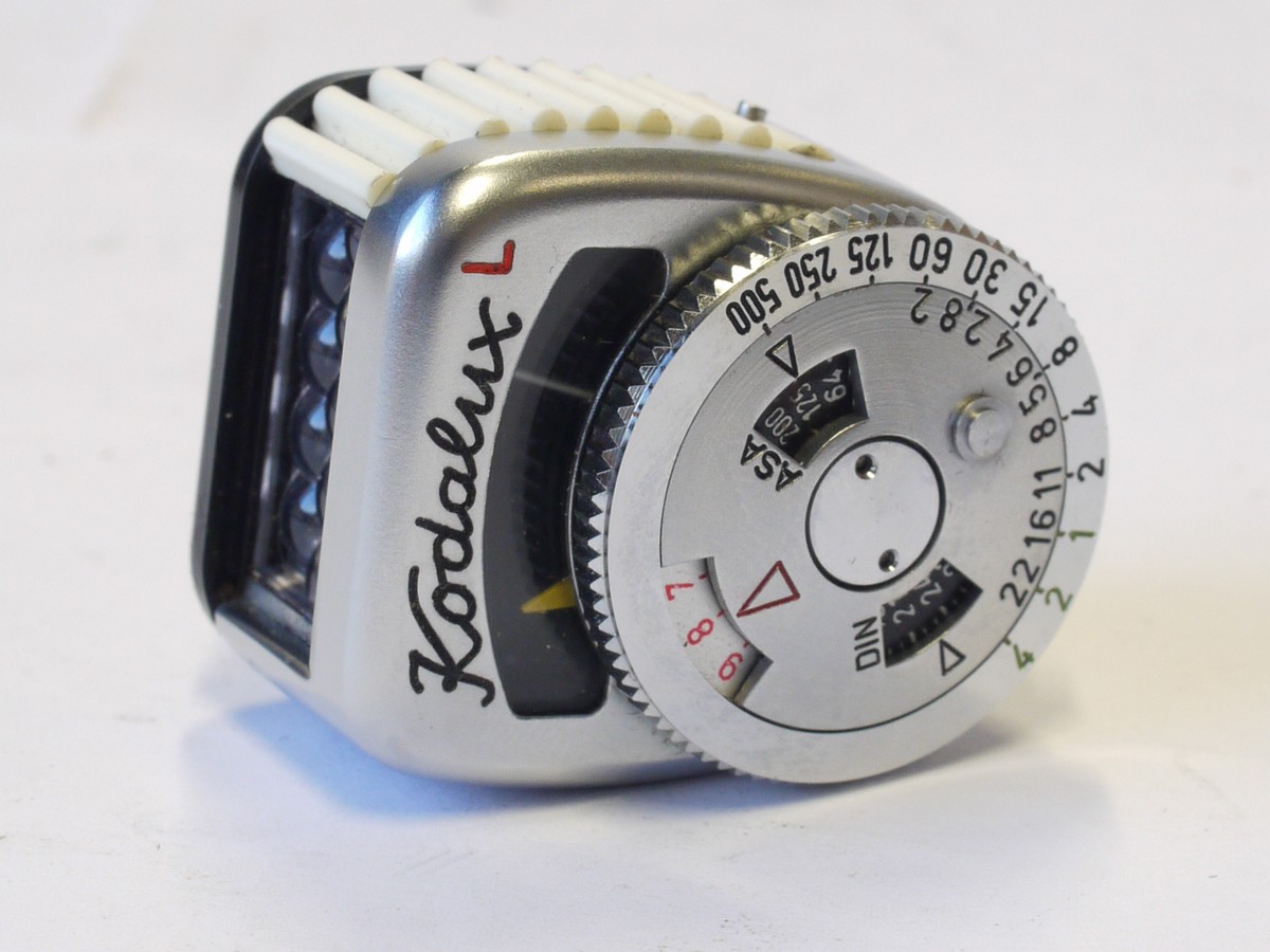 mwclassiccameras-20231110-234 Kodak Kodalux L small selenium cell accessory shoe mounting meter, in Kodak fitted leather case