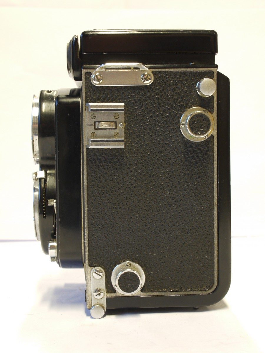 mwclassiccameras-20231110-298 Minolta Autocord 6x6 TLR with 75mm f3.5 Rokkor lens in Optiper-MVL shutter