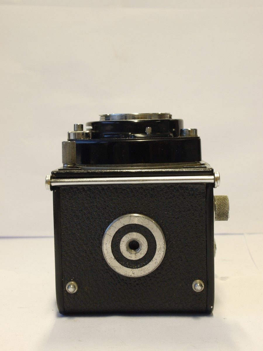 mwclassiccameras-20231110-301 Minolta Autocord 6x6 TLR with 75mm f3.5 Rokkor lens in Optiper-MVL shutter