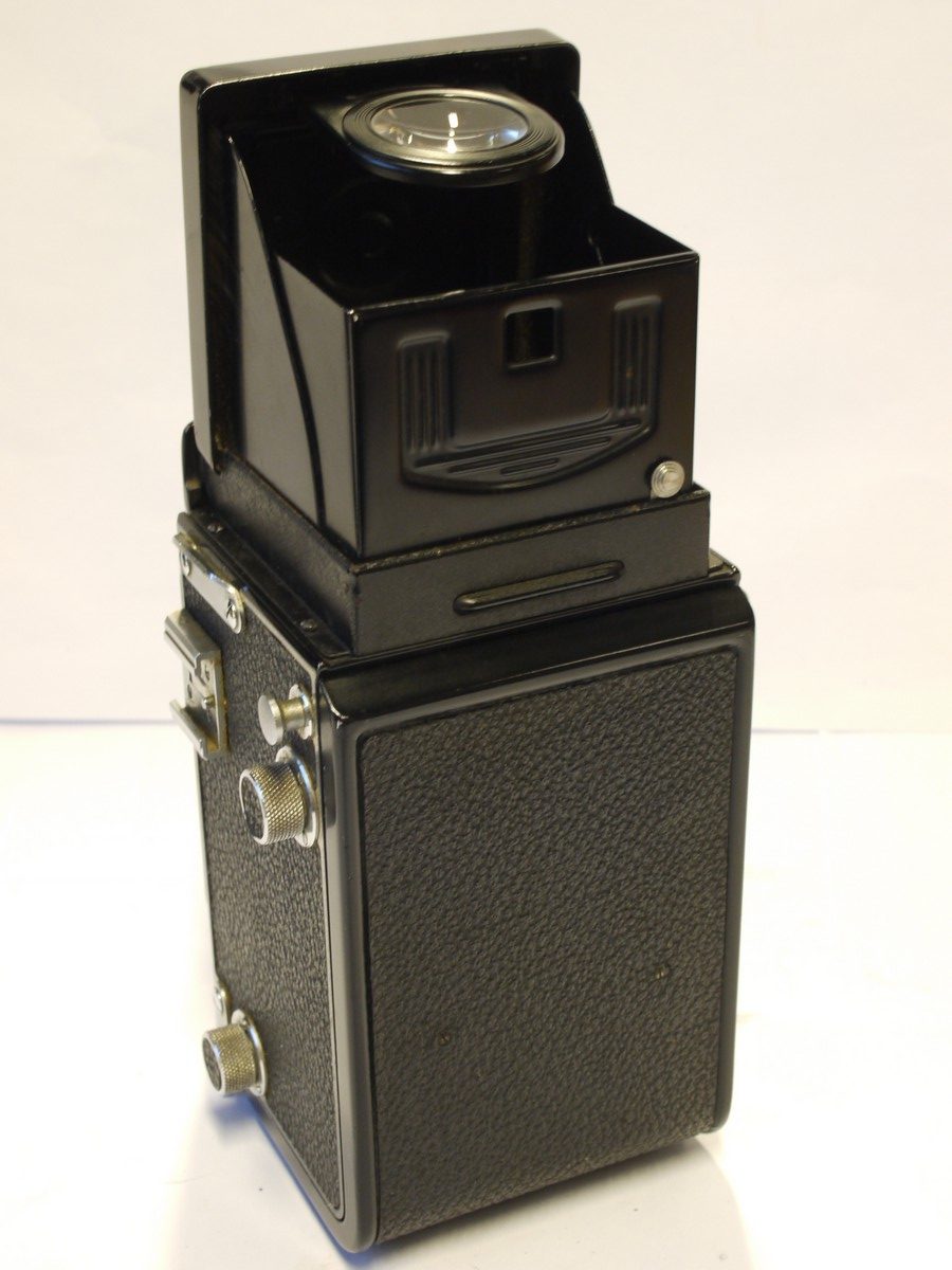 mwclassiccameras-20231110-303 Minolta Autocord 6x6 TLR with 75mm f3.5 Rokkor lens in Optiper-MVL shutter