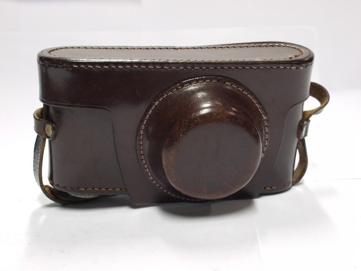 mwclassiccameras-20231110-435 Unamed leather ER case for Leica L39 cameras, with small tripod mount & long nose front. With strap