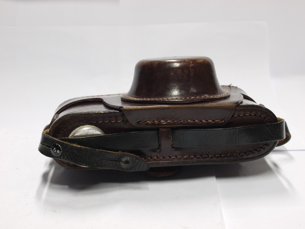 mwclassiccameras-20231110-437 Unamed leather ER case for Leica L39 cameras, with small tripod mount & long nose front. With strap