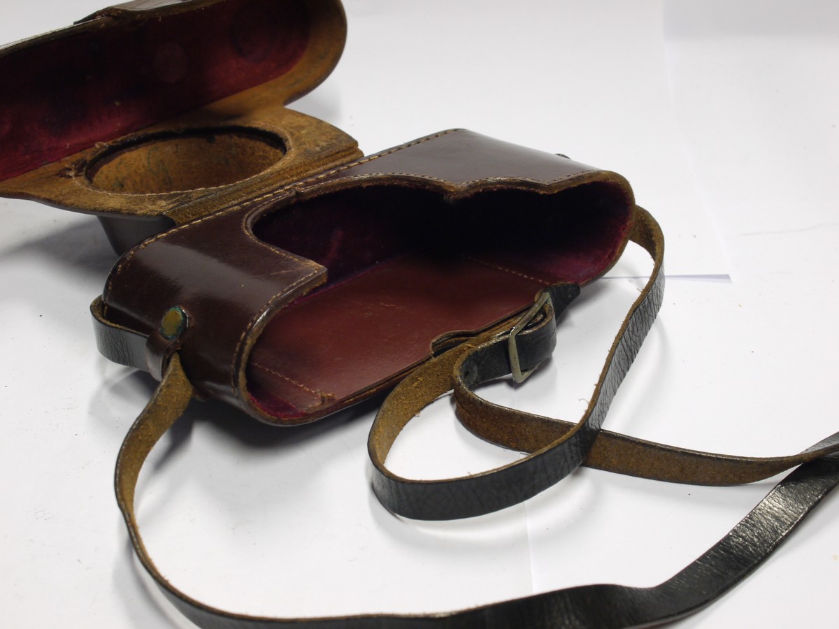 mwclassiccameras-20231110-438 Unamed leather ER case for Leica L39 cameras, with small tripod mount & long nose front. With strap
