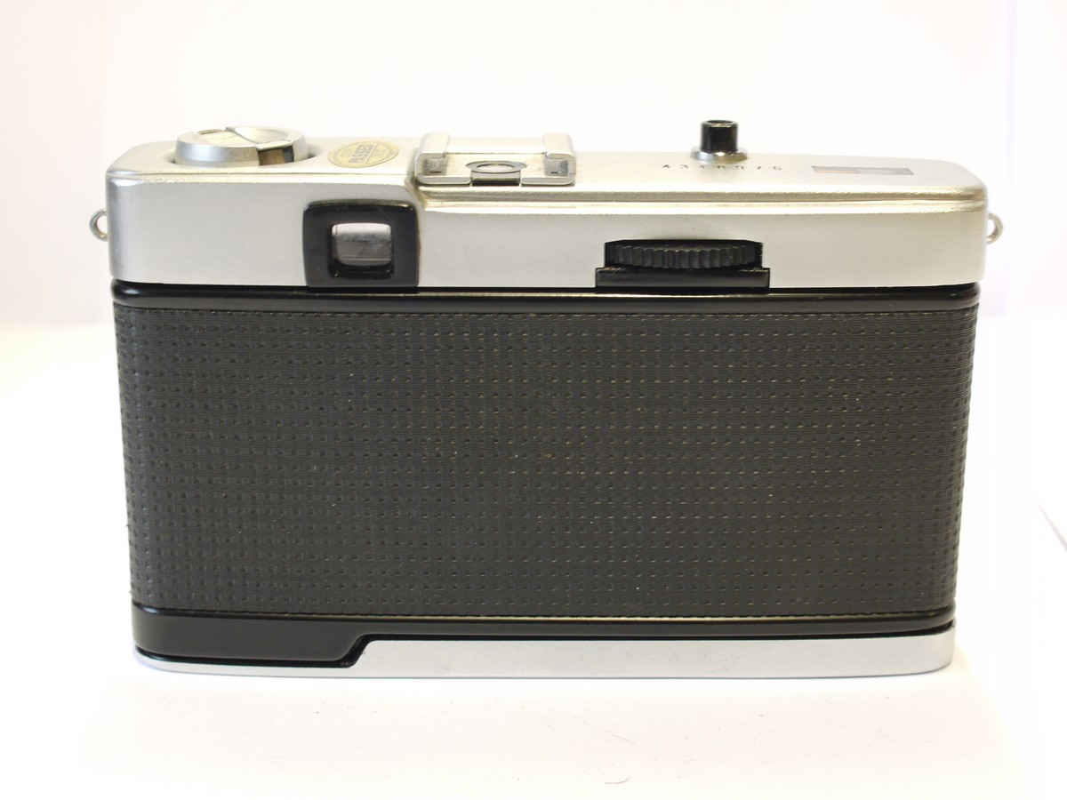 mwclassiccameras-20231117-160 Olympus Trip 35, chrome, selenium metered, zone-focus point-&-Shoot camera with 40mm f2.8 D Zuiko lens