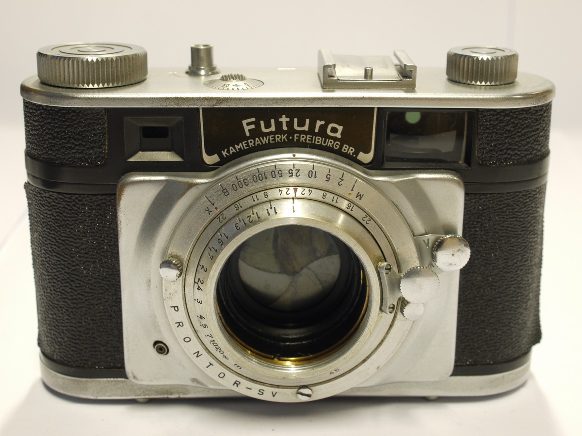mwclassiccameras-20231117-274 Futura P 35mm couple rangefinder camera body only (no lens). Tske Futura screw mount lenses