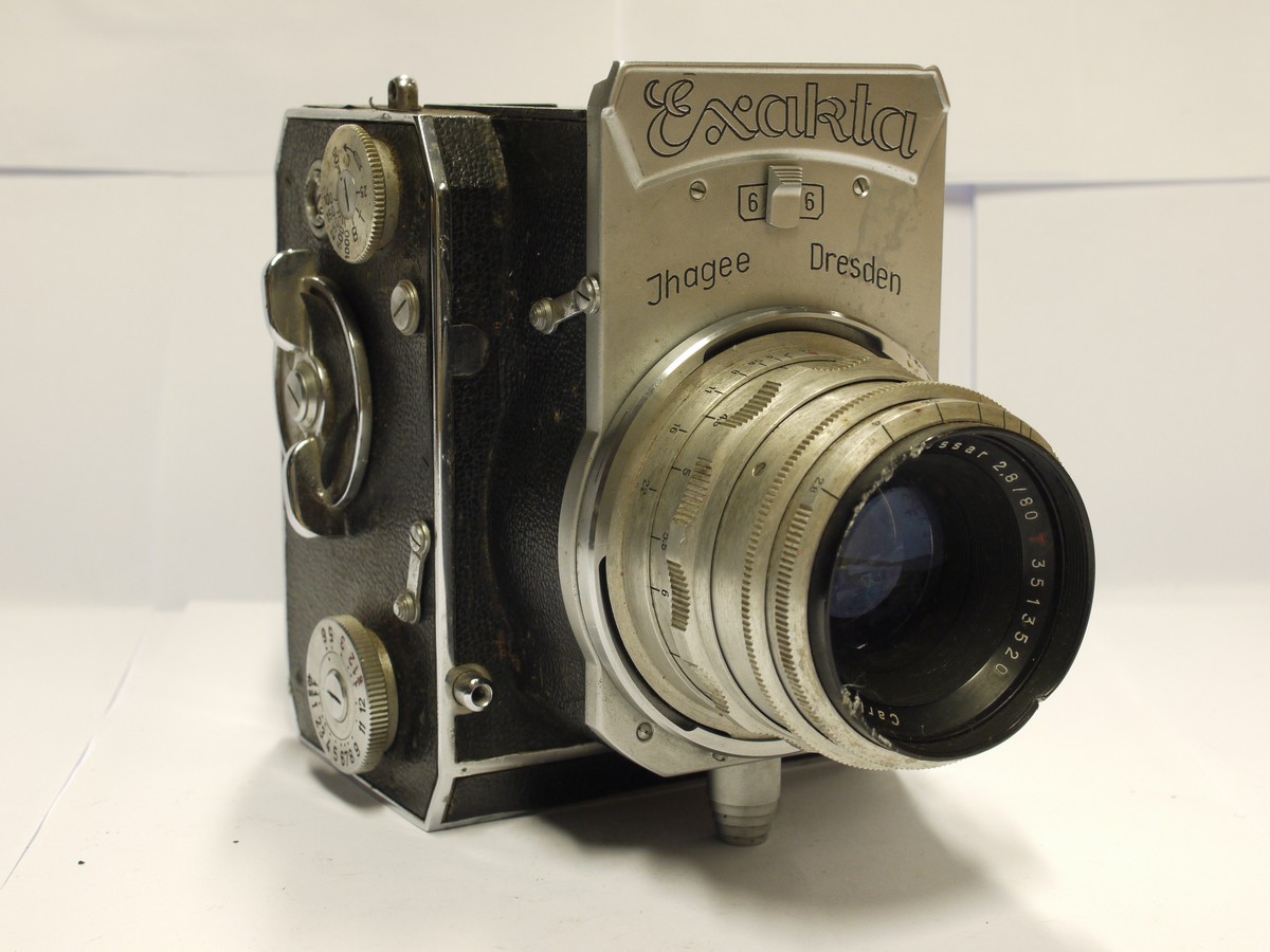 mwclassiccameras-20231117-318 Exakta 66 medium format SLR, Post-War Vertical style body, c1953-54 with back & Carl Zeiss Jena 80mm f2.8 Tessar T interchangeble bayonet mount lens. UNCOMMON, Approximately 2500 production number. NON-WORKING