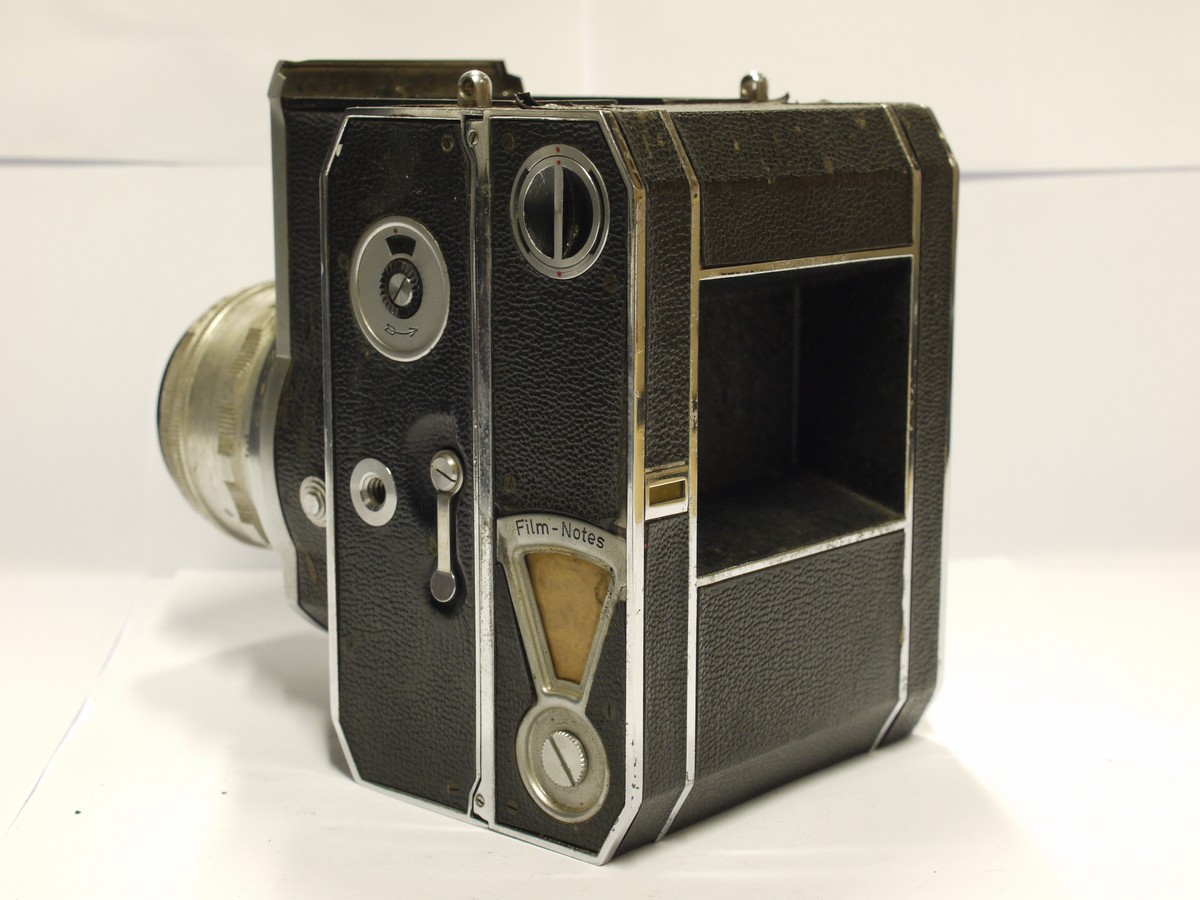 mwclassiccameras-20231117-320 Exakta 66 medium format SLR, Post-War Vertical style body, c1953-54 with back & Carl Zeiss Jena 80mm f2.8 Tessar T interchangeble bayonet mount lens. UNCOMMON, Approximately 2500 production number. NON-WORKING