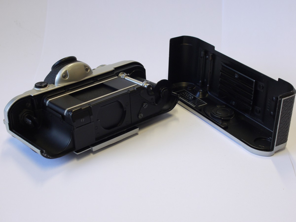 mwclassiccameras-20231124-20 Alpa Model 5 Body, chrome (No.33399) + Alpa Reflex chrome body cap