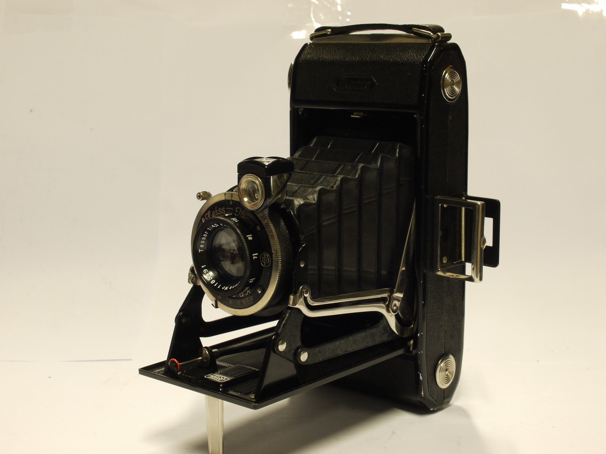 mwclassiccameras-20231124-311 Zeiss Ikon Ikonta 520/15 large rollfilm folding camera c1931-39 with 12cm f4.5 Tessar lens in Compur shutter + CABLE RELEASE & leather case