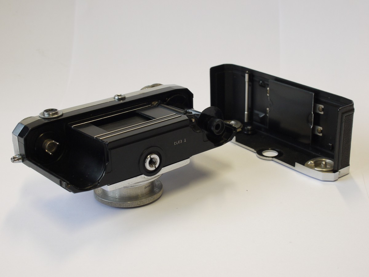 mwclassiccameras-20231124-40 Zeiss Ikon Contax IIa + Carl Zeiss 5cm f3.5 Tessar T coated collapsible lens