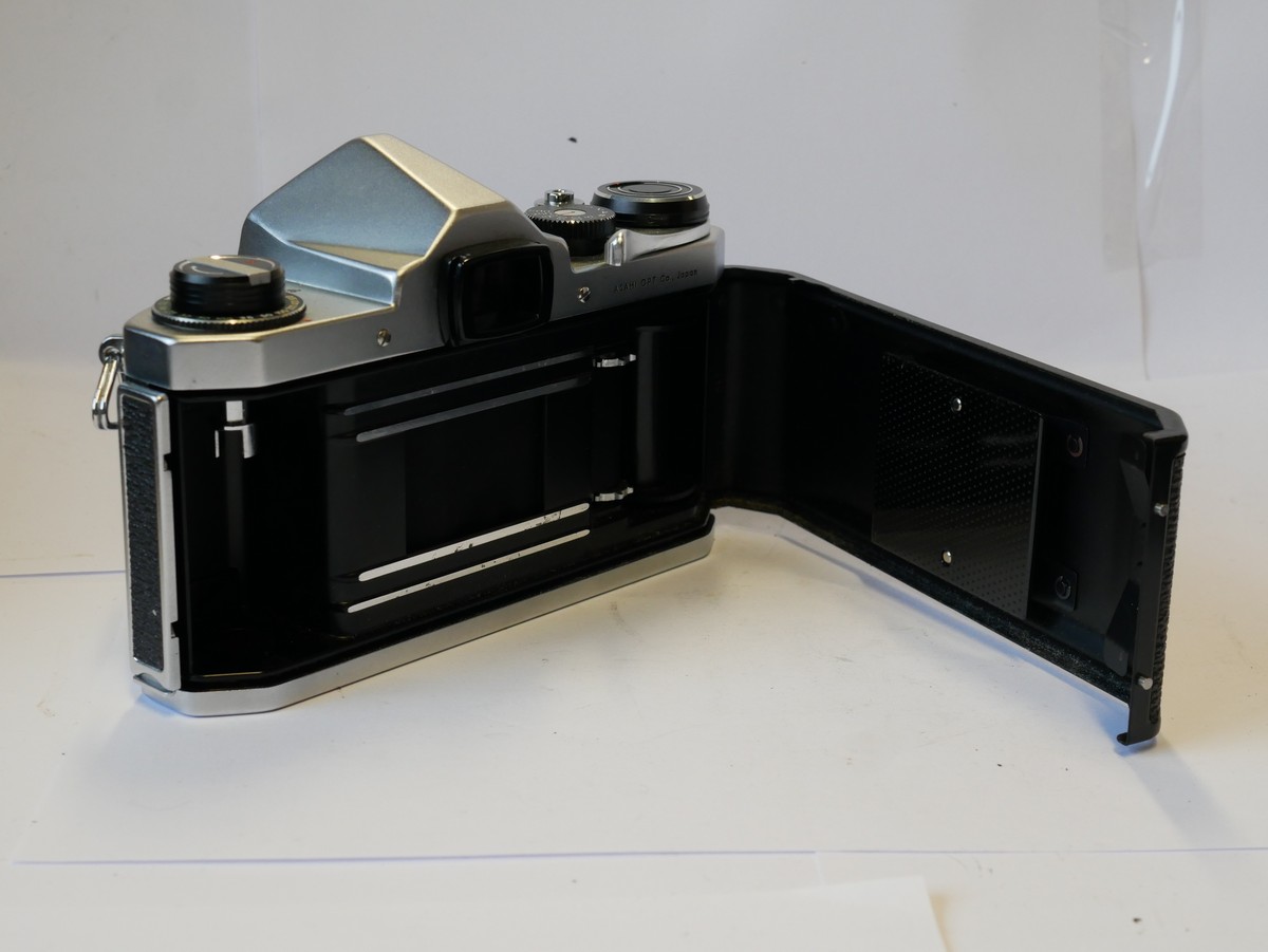 mwclassiccameras-20231201-52 Pentax S1A 35mm SLR + 55mm f2 Super Takumar M42 screw mount, with Pentax front cap. NON-WORKING CAMERA