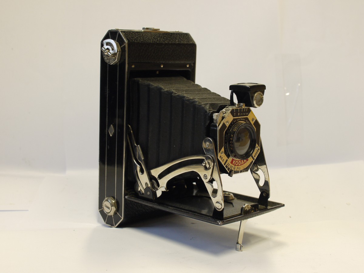 mwclassiccameras-20231208-132 Kodak Six-Twenty 6x9 on 620 folding Art-Deco patterned camera with Kodak Doublet lens