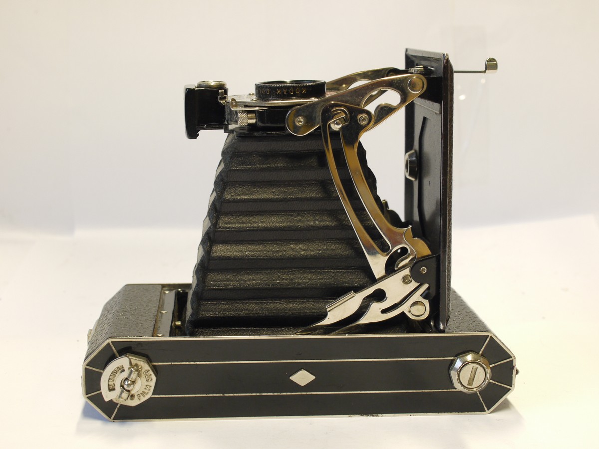 mwclassiccameras-20231208-134 Kodak Six-Twenty 6x9 on 620 folding Art-Deco patterned camera with Kodak Doublet lens