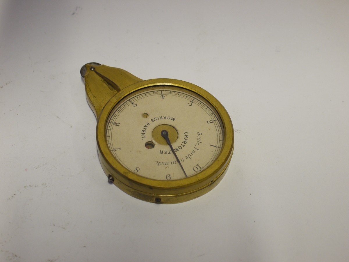 mwclassiccameras-20231208-217 Chartometer (Morris's Patent) brass, Victorian, with hinged glass for inserting card dials. Comes with set of Nine scale discs (Miles, furlongs etc) for matching to different map scales. In makers case