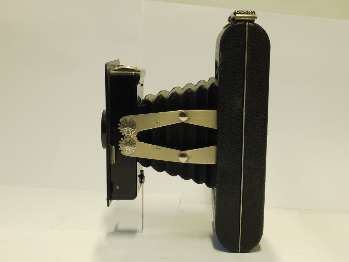 mwclassiccameras-20240112-240 Kodak Jiffy Six-20 6x9 folding camert with Art-Deco front & Twindar lens