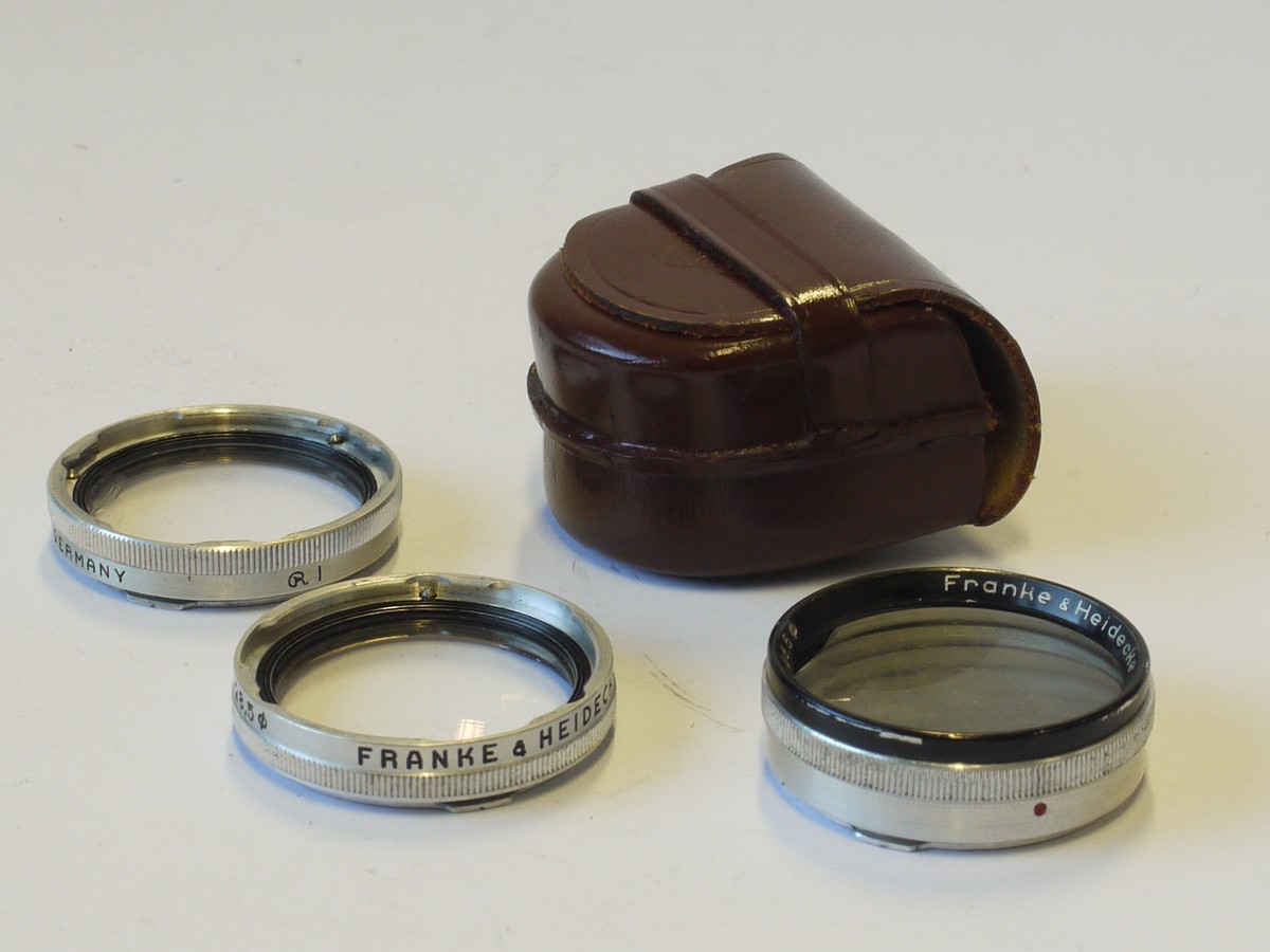 mwclassiccameras-20240119-155 Rollei Bayonet 1 Rolleiparkeil 2 Close-Up lens set (for f3.5 Tessar/Xenar TLR lenses). With Rollei leather case