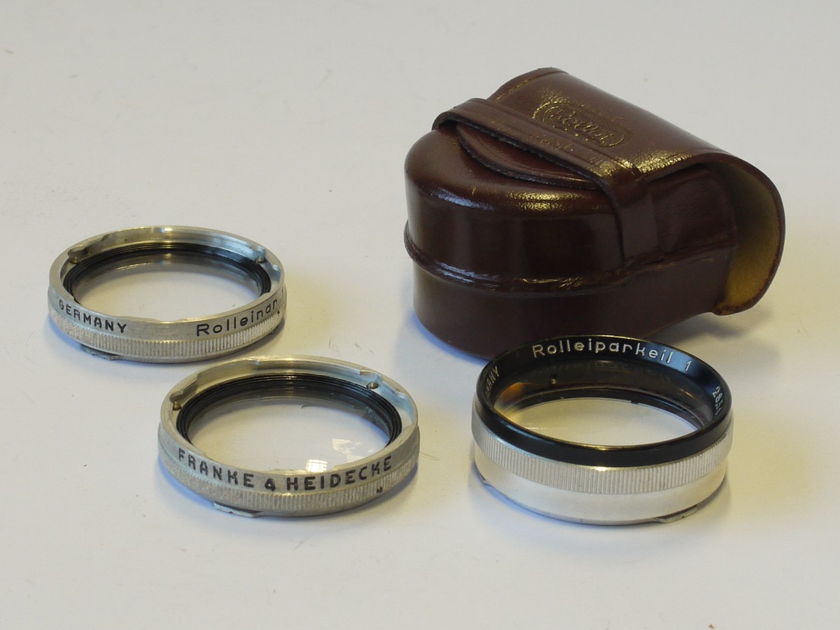 mwclassiccameras-20240119-157 Rollei Bayonet 1 Rolleiparkeil 1 Close-Up lens set (for f3.5 Tessar/Xenar TLR lenses). With Rollei leather case