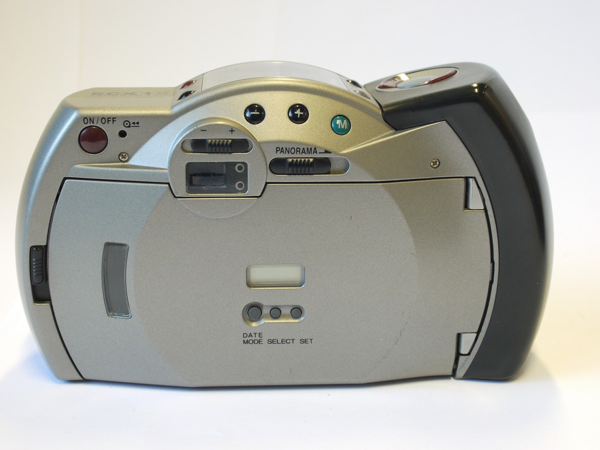 mwclassiccameras-20240119-34 Samsung ECX 1S Panorama 35mm F.A. Porsche Designed Compact AF Point-&-Shoot camera, silver/grey colour, with 38-140mm Auto Macro lens