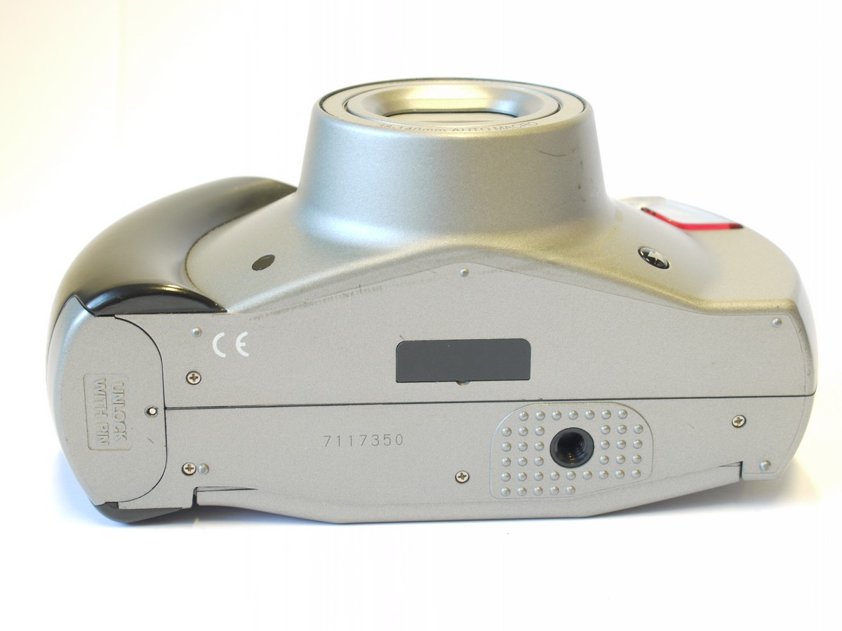 mwclassiccameras-20240119-37 Samsung ECX 1S Panorama 35mm F.A. Porsche Designed Compact AF Point-&-Shoot camera, silver/grey colour, with 38-140mm Auto Macro lens