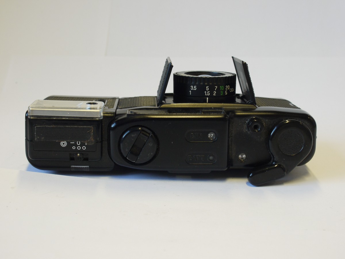 mwclassiccameras-20240119-66 Revue 35mm full-frame compact camera with side mounted flash, with 35mm f2.8 Revuetar Automatic lens. Lens barn-doors opened/closed by pressing/pulling the lever-winder.