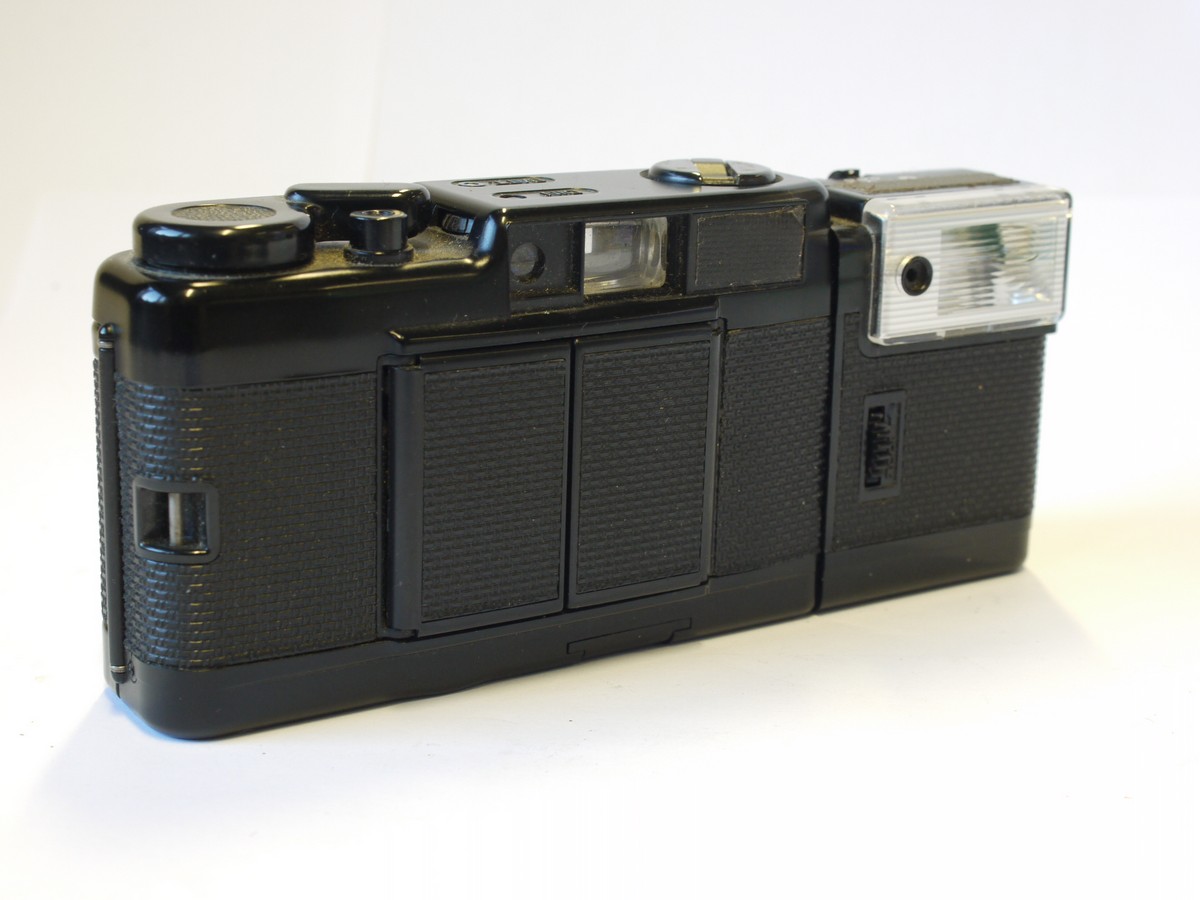 mwclassiccameras-20240119-68 Revue 35mm full-frame compact camera with side mounted flash, with 35mm f2.8 Revuetar Automatic lens. Lens barn-doors opened/closed by pressing/pulling the lever-winder.