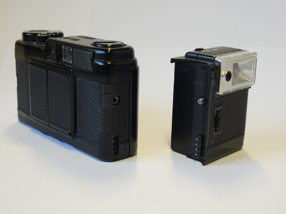 mwclassiccameras-20240119-69 Revue 35mm full-frame compact camera with side mounted flash, with 35mm f2.8 Revuetar Automatic lens. Lens barn-doors opened/closed by pressing/pulling the lever-winder.