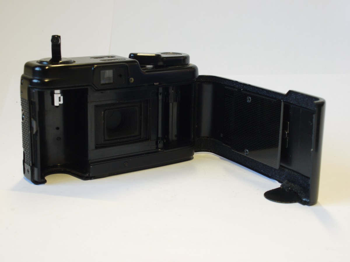 mwclassiccameras-20240119-70 Revue 35mm full-frame compact camera with side mounted flash, with 35mm f2.8 Revuetar Automatic lens. Lens barn-doors opened/closed by pressing/pulling the lever-winder.