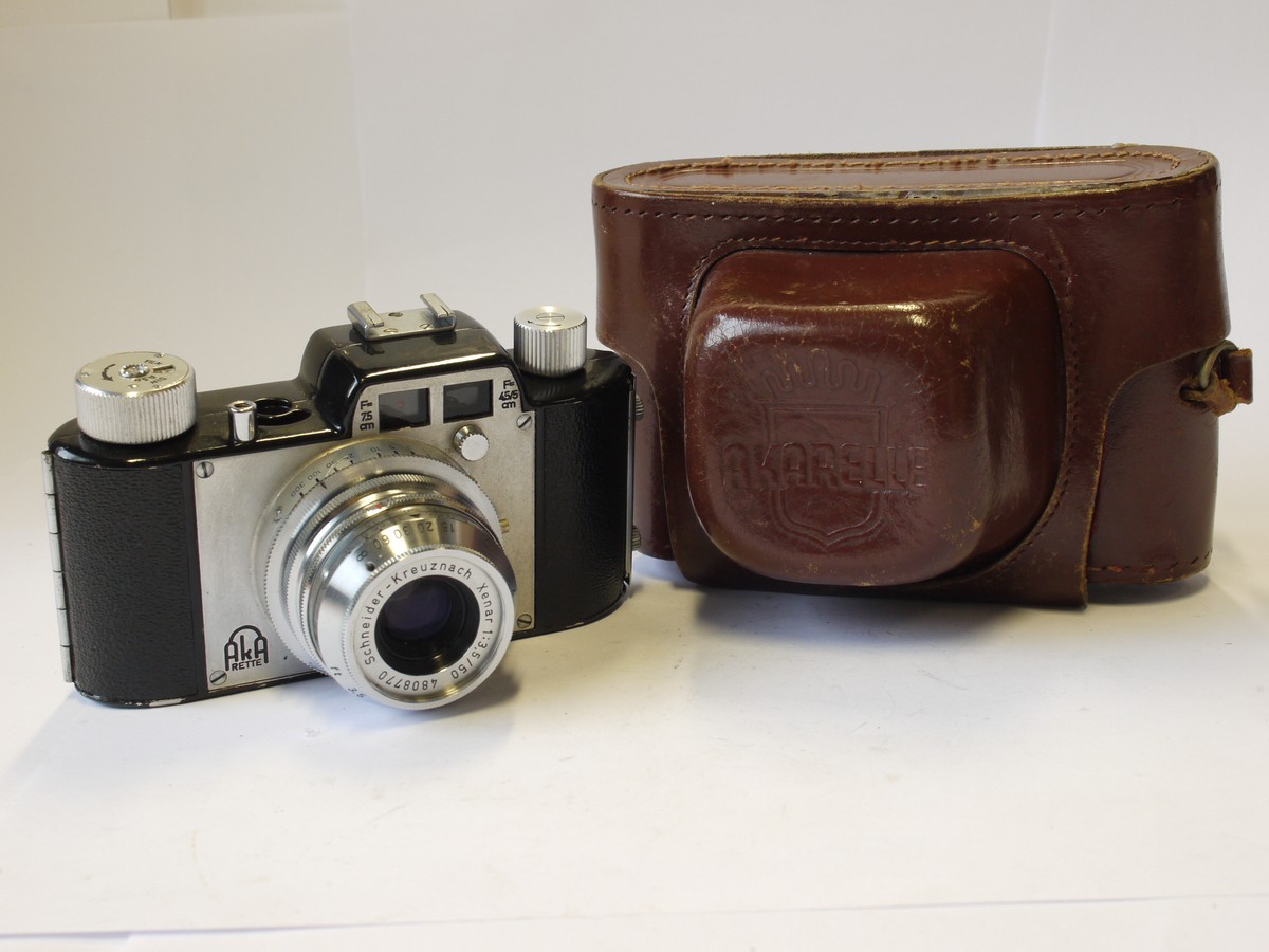 mwclassiccameras-20240126-201 AkaRette 35mm camera, Black version, with 45/50mm & 75mm optical finders + Schneider 50mm f3.5 Xenar interchangeable lens & AkaRelle ER case