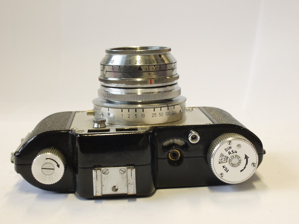mwclassiccameras-20240126-204 AkaRette 35mm camera, Black version, with 45/50mm & 75mm optical finders + Schneider 50mm f3.5 Xenar interchangeable lens & AkaRelle ER case
