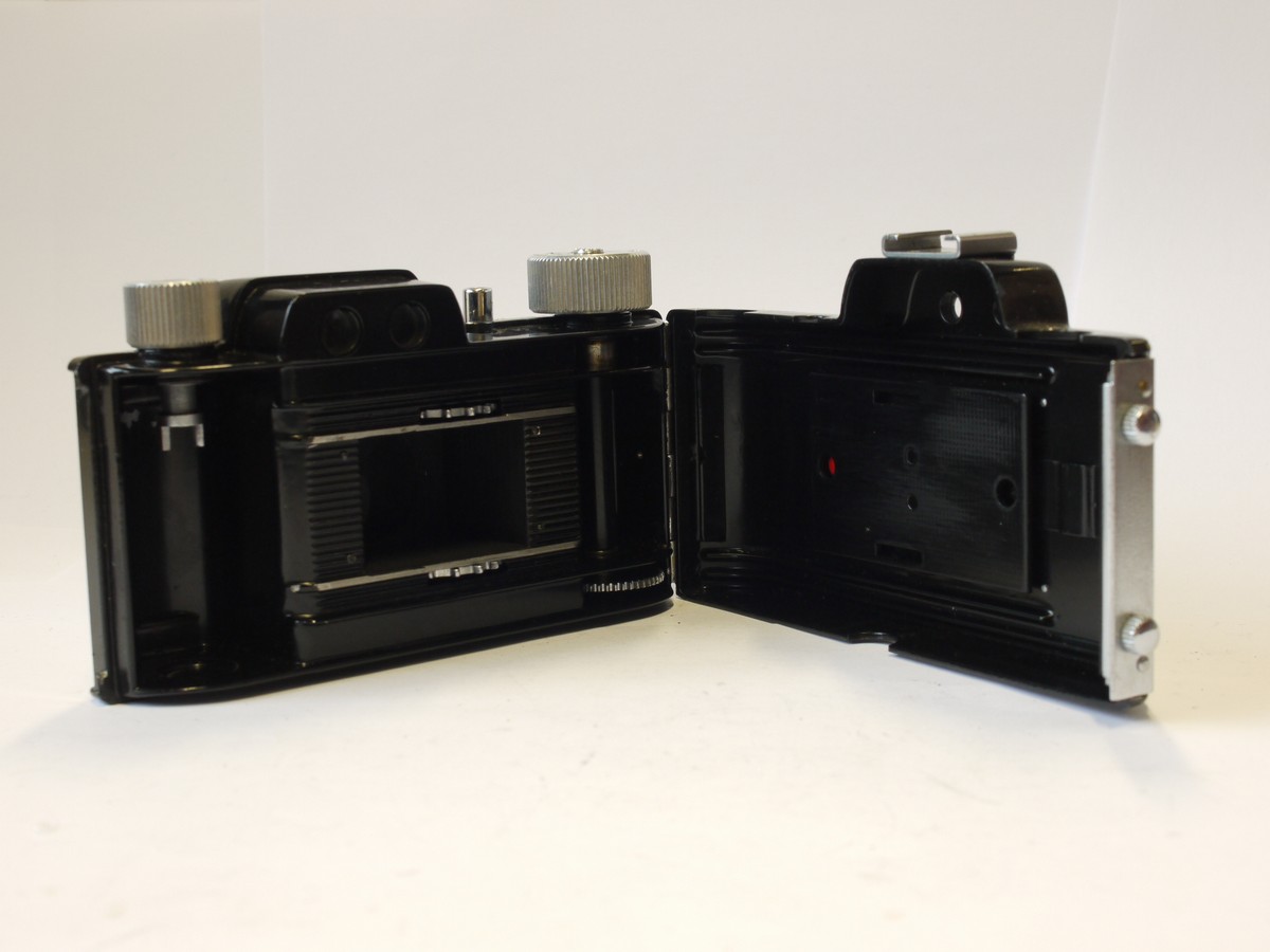 mwclassiccameras-20240126-206 AkaRette 35mm camera, Black version, with 45/50mm & 75mm optical finders + Schneider 50mm f3.5 Xenar interchangeable lens & AkaRelle ER case